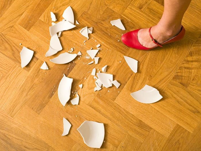Bát đĩa vỡ có nguy cơ gây tai nạn trong nhà
