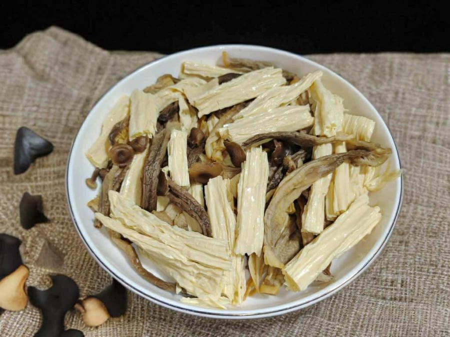 Váng đậu và nấm nhung hươu sau khi ngâm mềm, chuẩn bị cho món hấp.