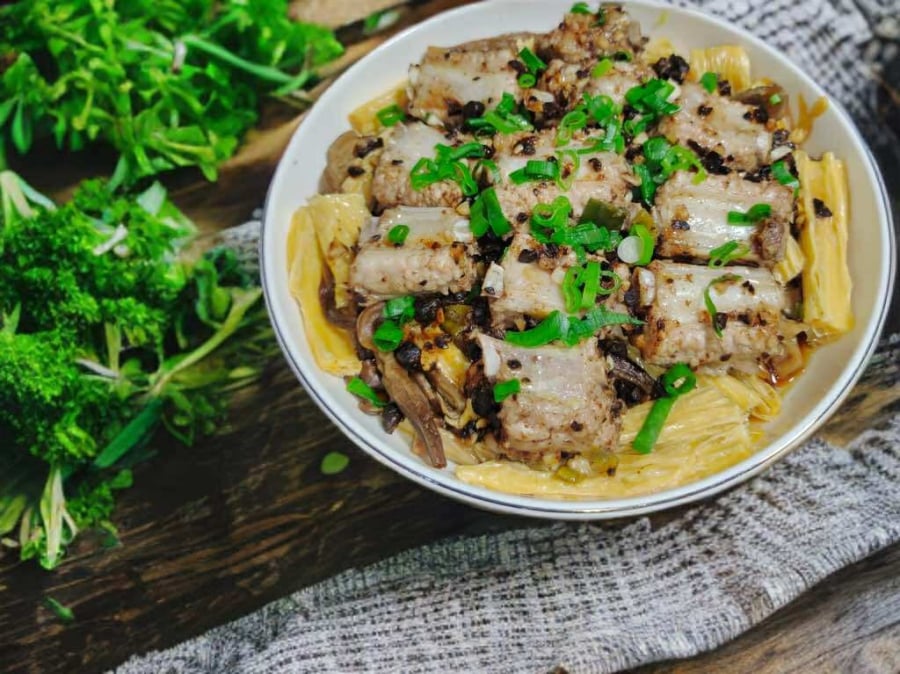 Thành phẩm sườn non hấp váng đậu và nấm nhung hươu – thơm mềm, đậm vị, ăn một lần là mê ngay.