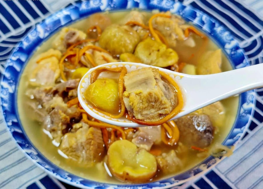 Sườn heo hầm cùng hạt dẻ và nấm khô không chỉ khiến bữa cơm thêm ấm cúng mà còn mang lại giá trị dinh dưỡng đáng kể