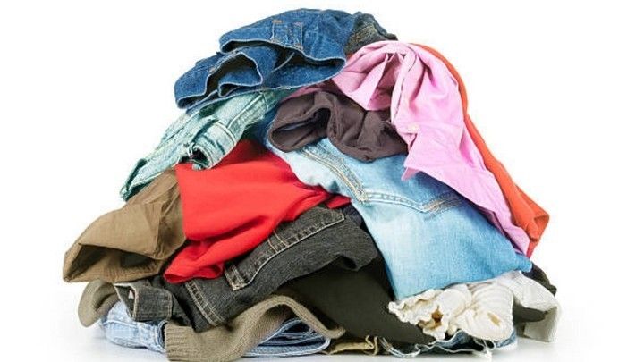 Quần áo cũ khiến cho ngôi nhà u ám lại còn thêm bẩn thỉu, chật chội