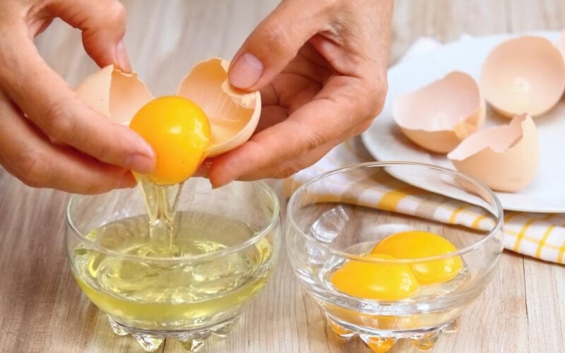 Lòng đỏ lại bổ sung độ ẩm, nuôi dưỡng làn da mềm mại, sáng mịn