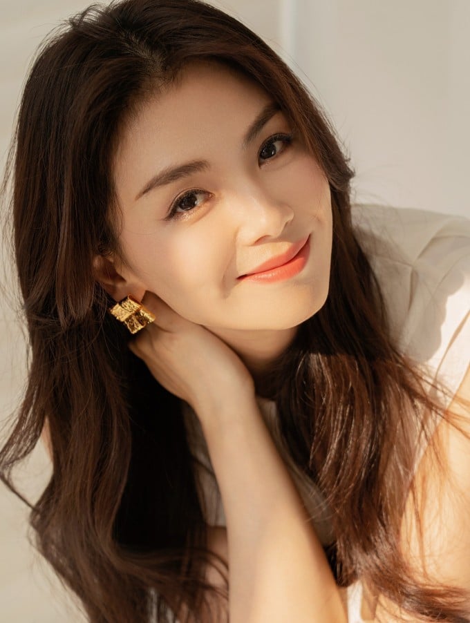 Cô thường xuyên sử dụng serum chứa hyaluronic acid để cấp ẩm, kết hợp cùng vitamin C, E và retinol