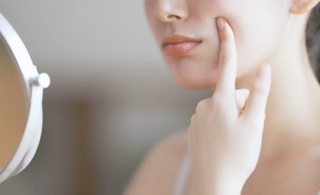 Việc sử dụng quá thường xuyên có thể khiến da mỏng, bong tróc và nhăn nheo hơn.