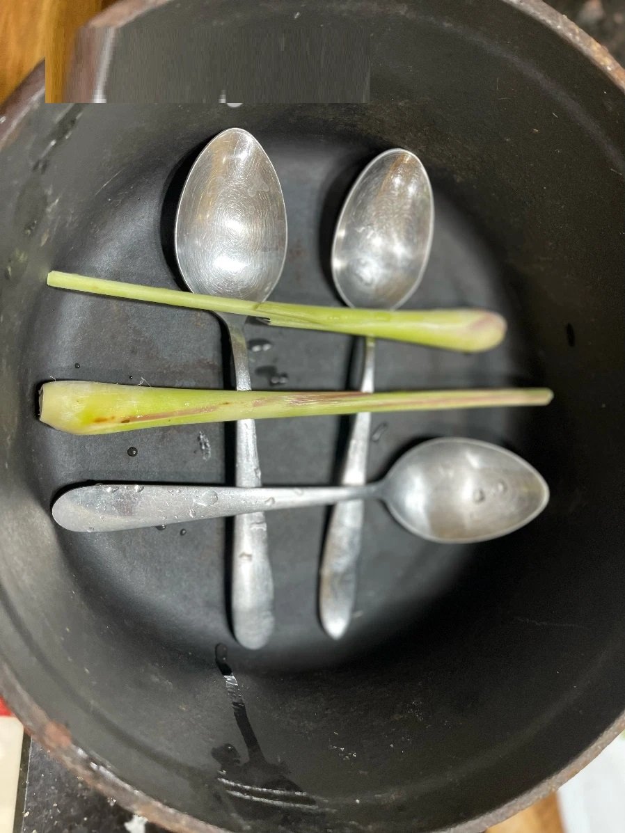 Cách luộc gà không cần nước: Thả 1 chiếc thìa vào giữa nồi là xong