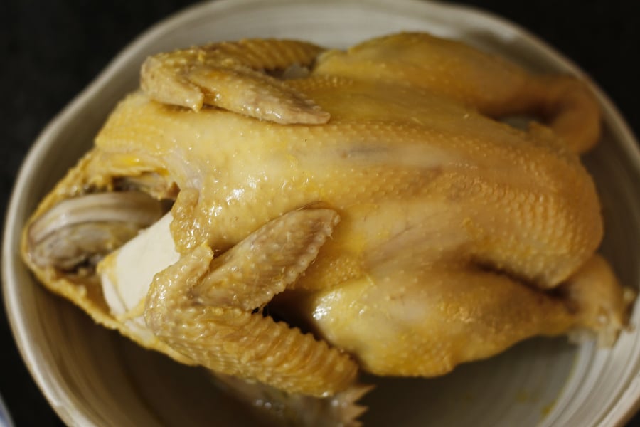 Cách luộc gà không cần nước: Thả 1 chiếc thìa vào giữa nồi là xong