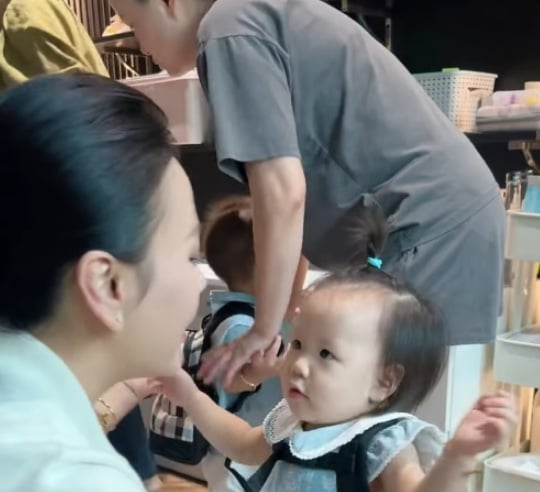 Cô cho biết hai vợ chồng tất bật chuẩn bị đưa con đi học, mẹ chồng đã chủ động qua từ rất sớm để đỡ đần.