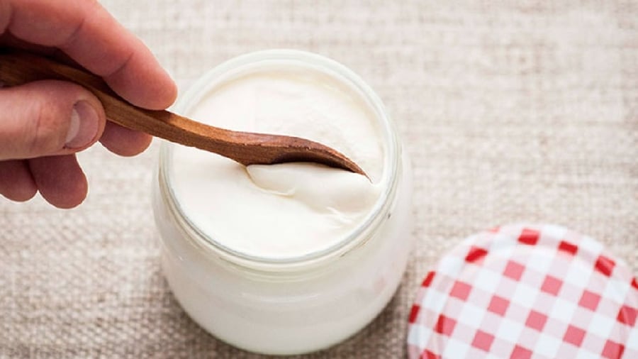 Ăn sữa chua mang lại nhiều lợi ích cho cơ thể, trong đó có tác dụng làm đẹp da, hỗ trợ giảm cân.