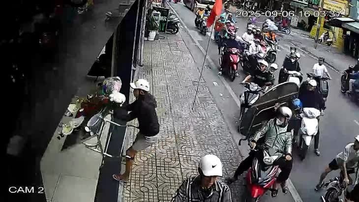 Theo điều tra, khoảng 16h ngày 6/9, nhân viên cửa hàng PNJ tại số 142 Âu Cơ (phường Tân Hòa) bày bàn inox để cúng cô hồn, trên đó có nhiều lễ vật và 200.000 đồng tiền mặt.