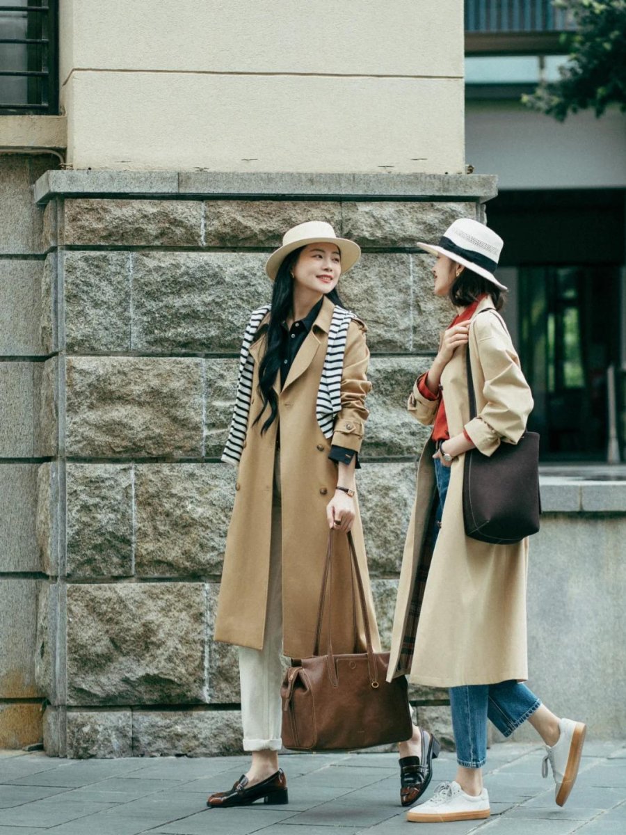 Chỉ cần khoác trench coat bên ngoài bộ trang phục đơn giản, tổng thể đã trở nên thanh lịch và cuốn hút
