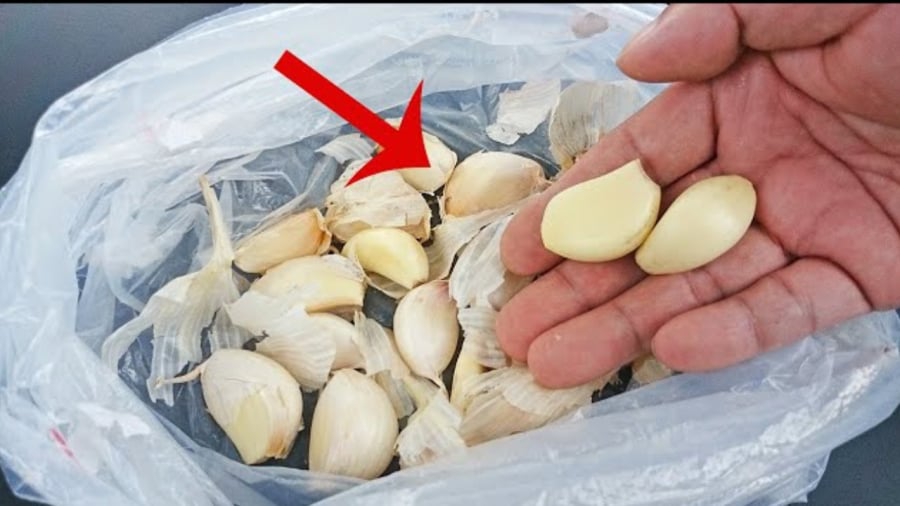 Có nhiều cách giúp bạn bóc vỏ tỏi nhanh chóng mà không sợ mùi tỏi ám vào tay.