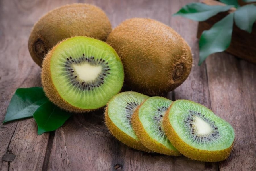 Kiwi có các thành phần giúp làm chậm quá trình hấp thụ đường và giảm biến động đường huyết sau bữa ăn.