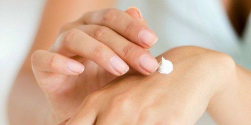 Thoa một lớp kem dưỡng mỏng trước khi dùng Retinol, sau đó khóa lại bằng kem dưỡng phục hồi.