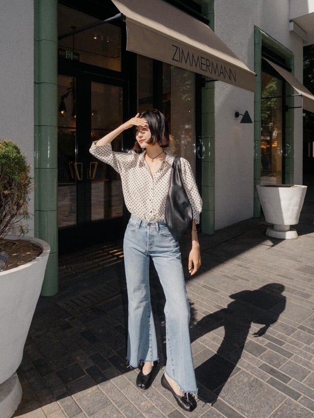 Nếu muốn đổi gió với một chút mạnh mẽ mà vẫn giữ được sự tinh tế, sơ mi denim là gợi ý hoàn hảo.