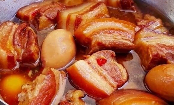 Một nồi thịt kho ngon đúng điệu phải có miếng ba chỉ chín mềm, lớp nạc ngấm đều gia vị, phần mỡ trong, béo ngậy nhưng không hề ngán.