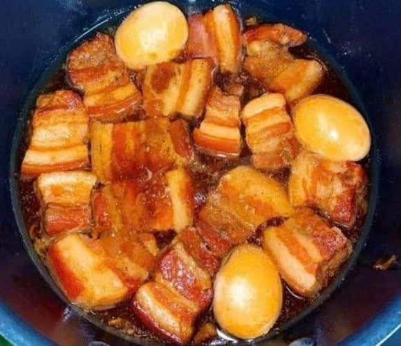 Khác với giấm thông thường, giấm balsamic có vị chua thanh và hương thơm đặc trưng.