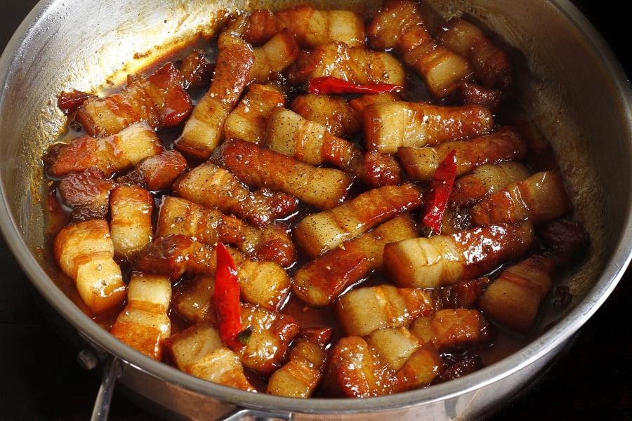 Khi nước cạn sánh, thịt mềm, bóng mượt, màu cánh gián óng ả thì tắt bếp.