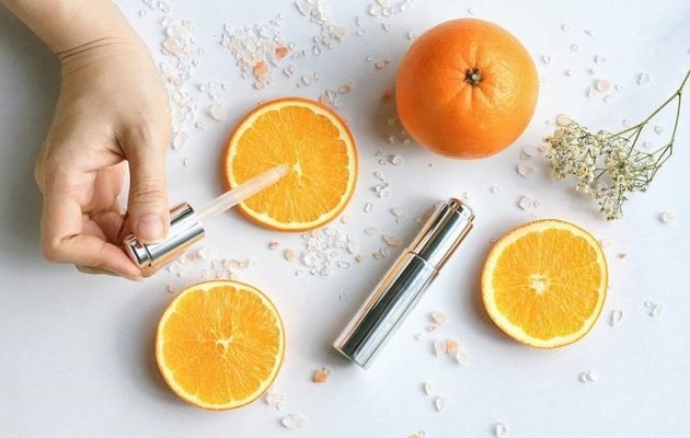  khi kết hợp cùng kem chống nắng, vitamin C như một lớp bảo vệ kép, giúp da chống lại tia UV hiệu quả hơn.