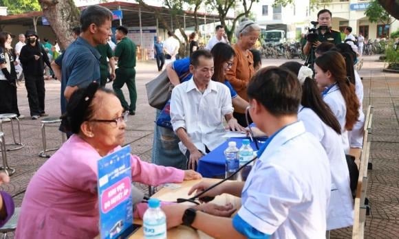 Nghị quyết cũng đặt ra chính sách và cơ chế đột phá nhằm huy động và sử dụng hiệu quả mọi nguồn lực, đảm bảo chất lượng công tác bảo vệ, chăm sóc và nâng cao sức khỏe nhân dân một cách toàn diện.