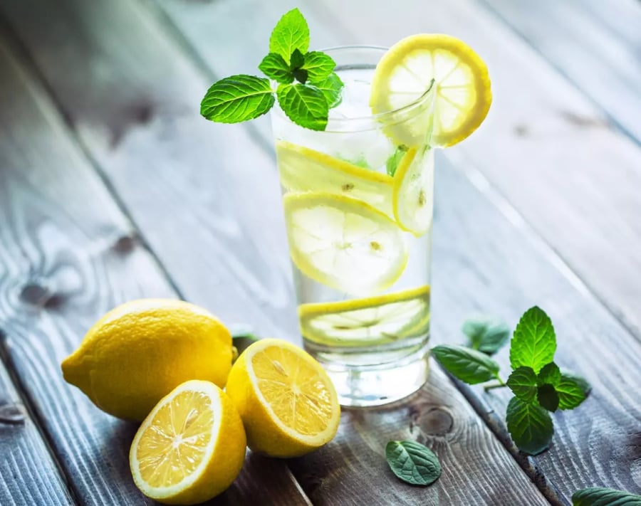 Một trong những thời điểm lý tưởng để uống nước chanh ấm là ngay sau khi thức dậy.