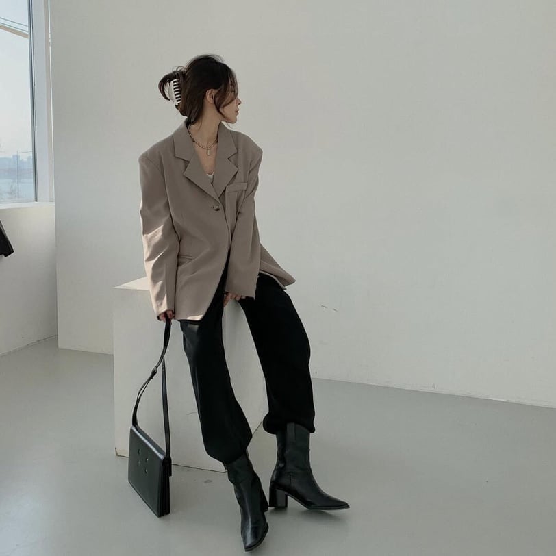 Một chiếc blazer suông màu trung tính kết hợp áo sơ mi trơn hoặc áo len mỏng cùng quần tây sẽ mang đến hình ảnh chuyên nghiệp