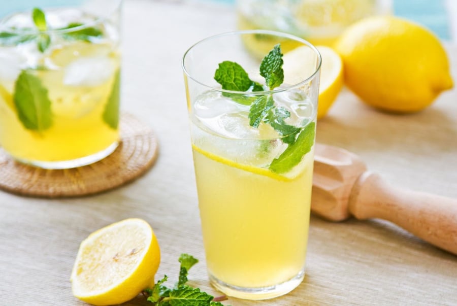 Việc dùng quá nhiều muối có thể gây ảnh hưởng đến huyết áp, trong khi lạm dụng chanh có thể làm tăng nguy cơ các vấn đề về thận hoặc dạ dày.