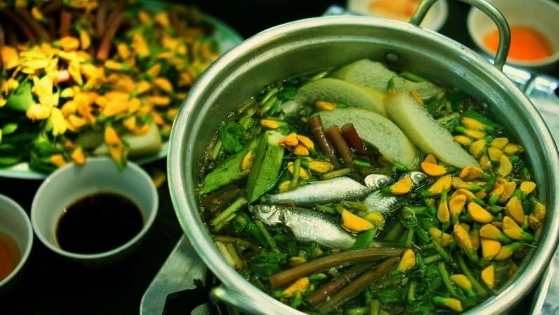 Canh chua cá linh nấu bông điên điển