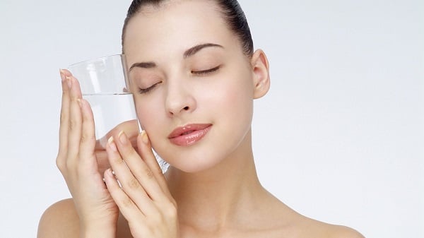 Trong suốt 7–8 tiếng nằm trên giường, làn da vẫn liên tục mất đi một lượng nước nhất định