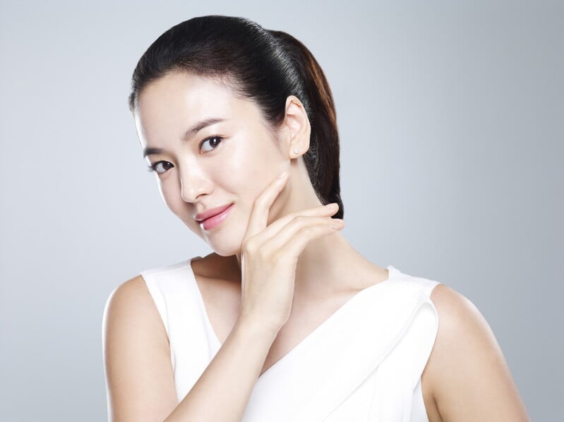 Một số người vẫn giữ nguyên sản phẩm dưỡng da mùa Hè như sữa rửa mặt quá mạnh hoặc kem dưỡng quá mỏng.