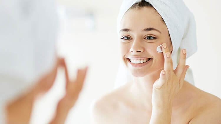 Hãy ưu tiên sản phẩm dịu nhẹ hoặc công thức có nguồn gốc tự nhiên để giảm thiểu rủi ro.