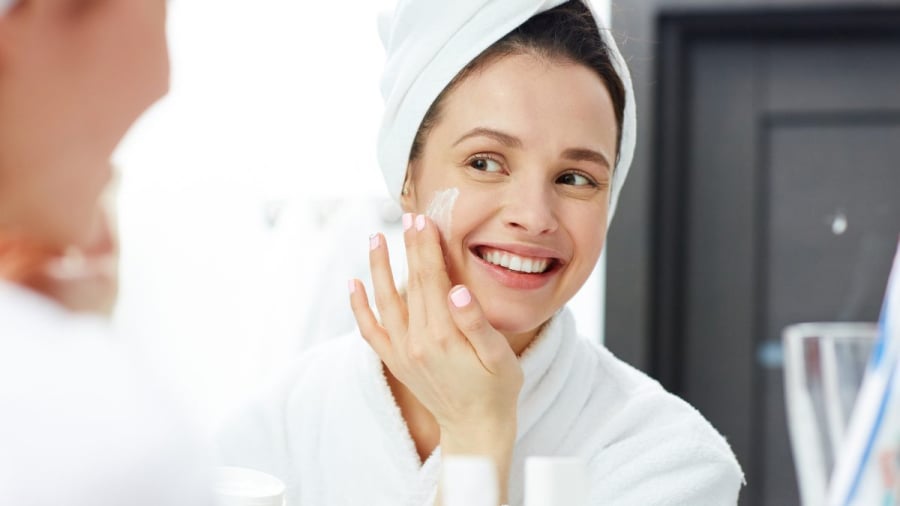 Nhiệt độ chênh lệch giữa ban ngày và ban đêm có thể khiến tuyến bã nhờn hoạt động bất thường.