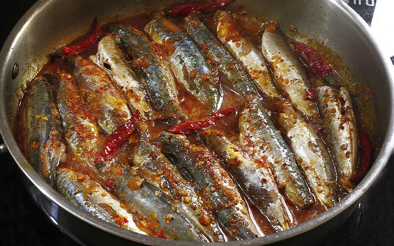 Cá nục kho cay đậm đà – món ăn quen thuộc trong bữa cơm gia đình, không chỉ ngon miệng mà còn bổ dưỡng nhờ hàm lượng omega-3 cao.