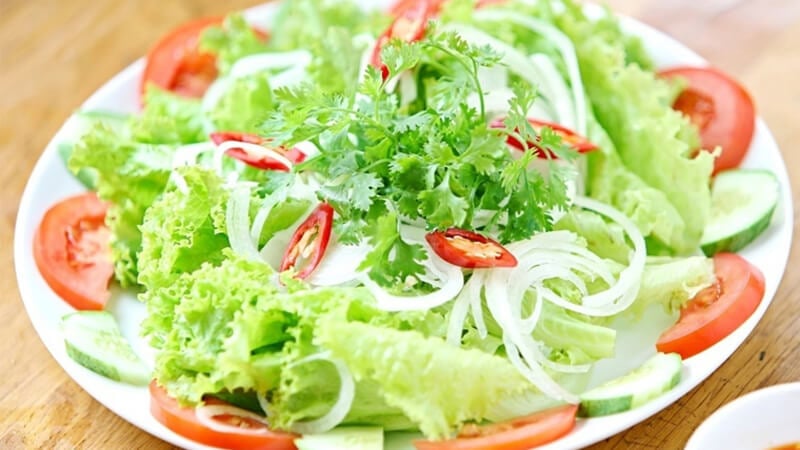 Món salad xà lách tươi ngon, thanh mát, vừa dễ chế biến vừa giúp giữ dáng, đẹp da.