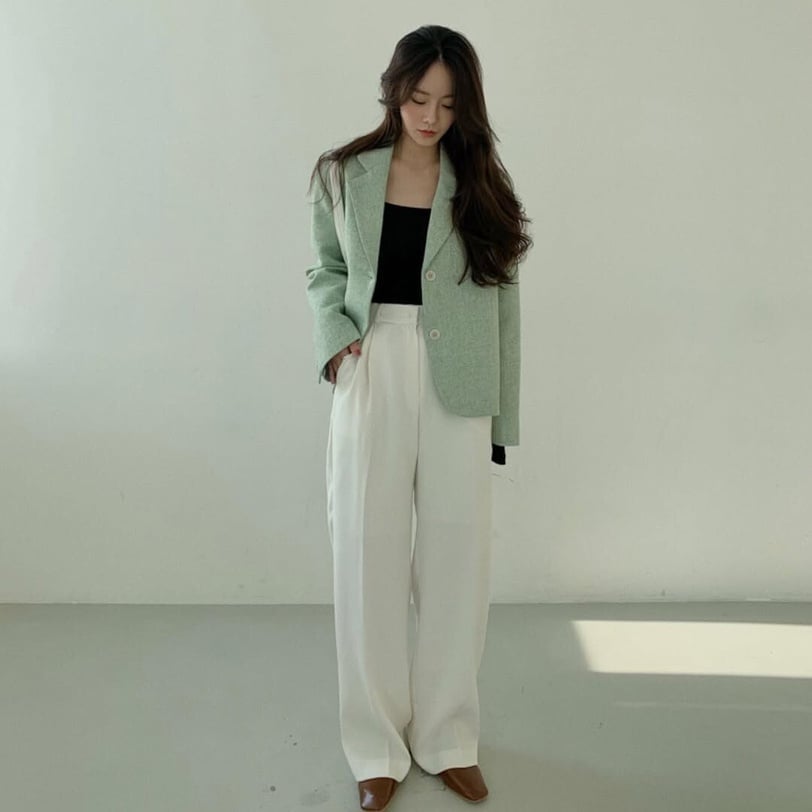 Bạn có thể thêm điểm nhấn bằng màu sắc nổi bật, chất liệu độc đáo hoặc phụ kiện thời trang tinh tế.