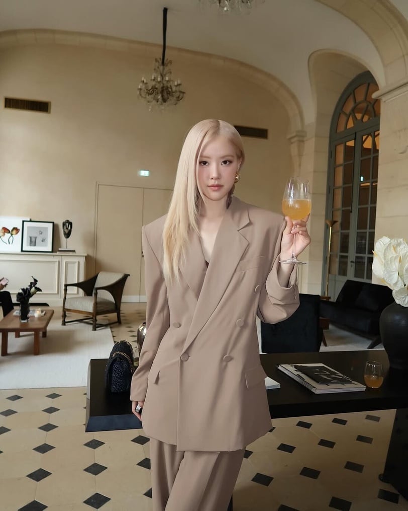 Outfit vừa cần hiện đại, vừa phải thể hiện sự đáng tin cậy.