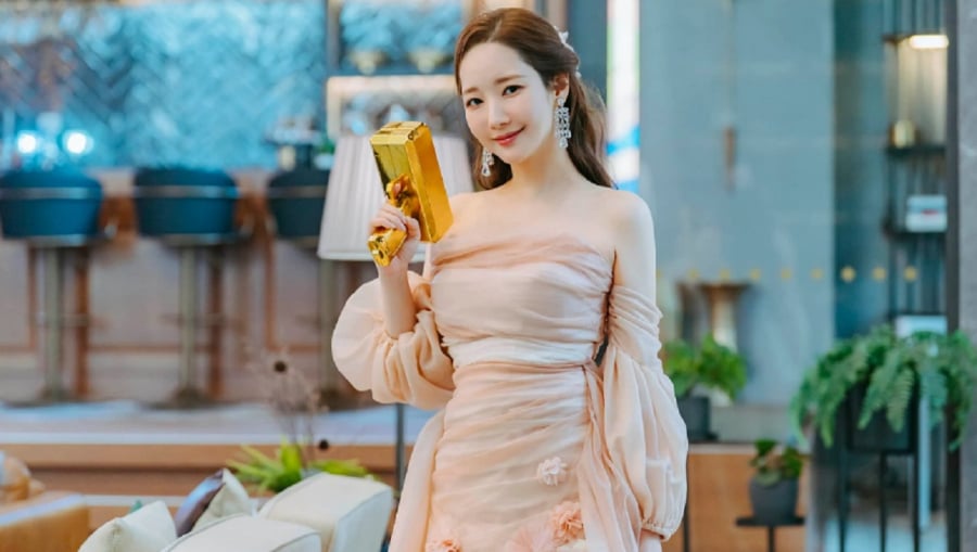 Một trong những dấu ấn nổi bật nhất chính là hình ảnh Park Min Young trong loạt váy dạ hội kiêu kỳ.