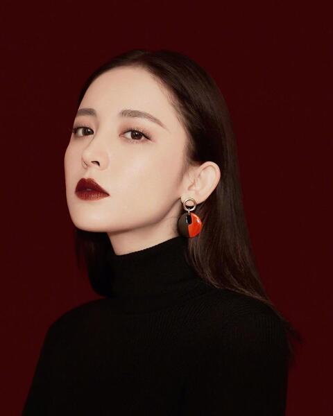Chỉ cần thoa nhẹ một lớp cũng đủ để đôi môi trở nên ma mị, quyến rũ.