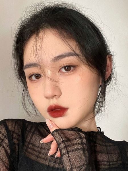 Nếu bạn muốn phong cách của mình trở nên chín chắn, thanh lịch thì đỏ nâu chắc chắn là lựa chọn số một.