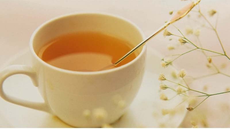 Nước ấm mật ong – Làm dịu niêm mạc, kháng viêm mạnh mẽ    