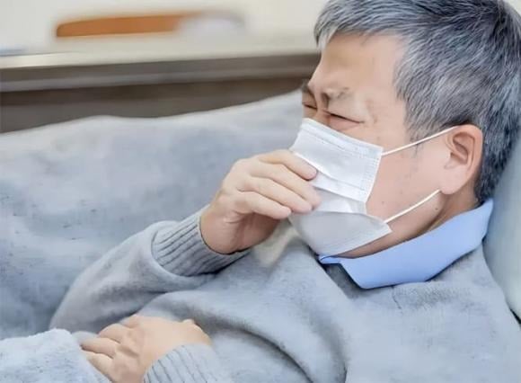 Khối u phổi có thể gây sốt âm ỉ vào buổi chiều hoặc ban đêm, kèm theo ra mồ hôi nhiều. 