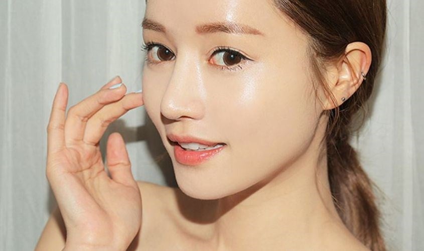 Serum dưỡng ẩm dịu nhẹ sẽ giúp bề mặt da trở nên mềm mại, mịn màng và sẵn sàng đón nhận hoạt chất mạnh 