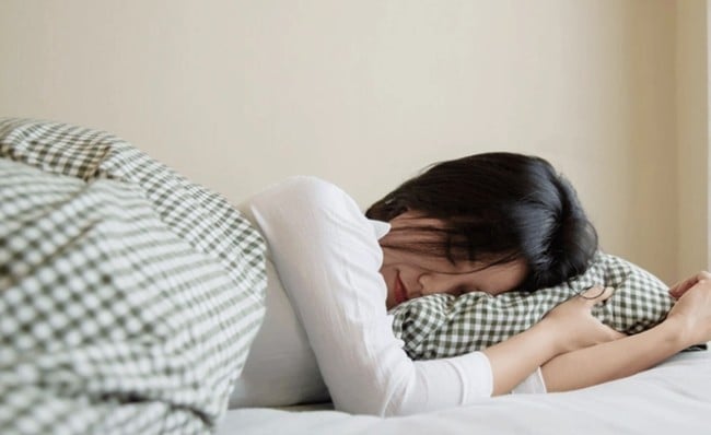 Dù có đầu tư nhiều vào mỹ phẩm, việc thức quá muộn thường xuyên vẫn sẽ khiến mọi nỗ lực chăm sóc da khó đạt được hiệu quả