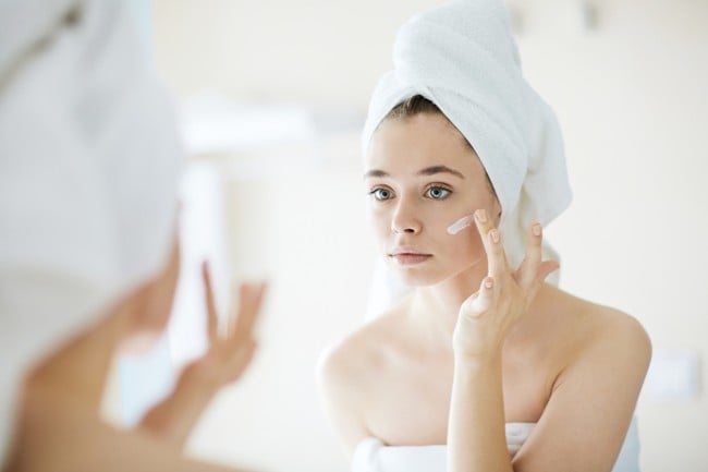 Điều quan trọng là lựa chọn sản phẩm phù hợp và sử dụng ở mức vừa đủ để da được “thở”.