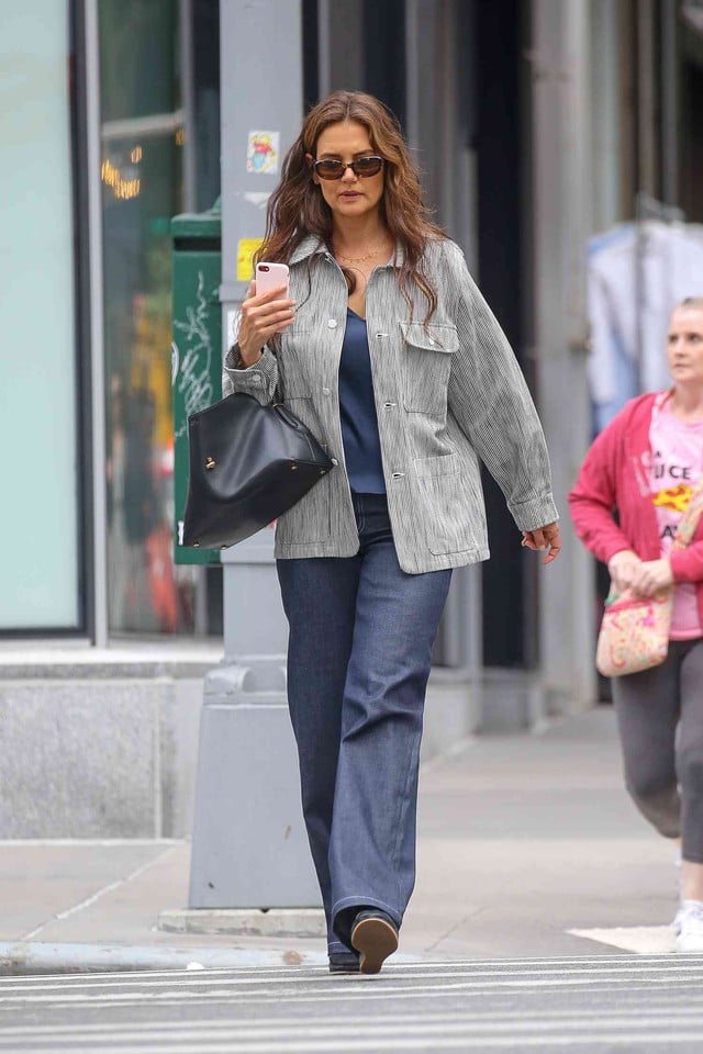 Áo khoác kẻ diện cùng quần jeans sẫm màu lại cho thấy sự phóng khoáng của Katie Holmes. 