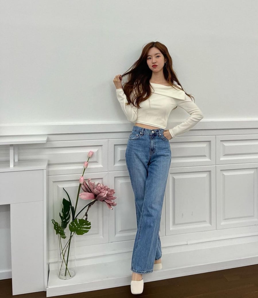 Khi lựa chọn quần ống loe, hãy ưu tiên những dáng quần không quá ôm sát, ống loe nhẹ từ bắp chân trở xuống
