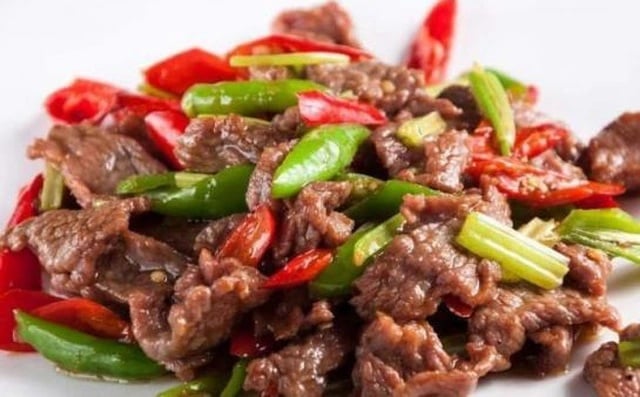 Một chút dầu ăn (ví dụ dầu thực vật hoặc dầu mè) sẽ giúp thịt không dính chảo, giúp nhiệt truyền đều và giữ độ ẩm cho thịt.