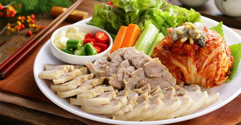 Luộc thịt nên chọn nước sôi hay nước lạnh