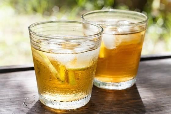 Trà đậm đặc sẽ nhiều oxalat làm tăng nguy cơ sỏi thận