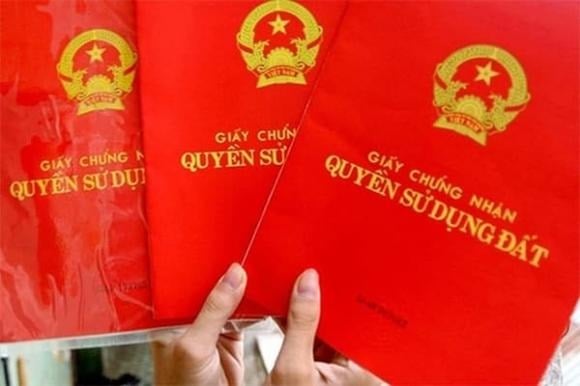 Khoản 4, Điều 256 của Luật nêu rõ: những giấy chứng nhận đã cấp cho đại diện hộ gia đình trước thời điểm luật có hiệu lực, nếu các thành viên có nhu cầu, có thể được đổi sang loại giấy chứng nhận mới với đầy đủ tên các thành viên chung quyền sử dụng đất.