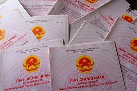 Người dân không cần đến trực tiếp cơ quan đăng ký đất đai, chỉ cần khai báo hồ sơ trực tuyến qua mạng.
